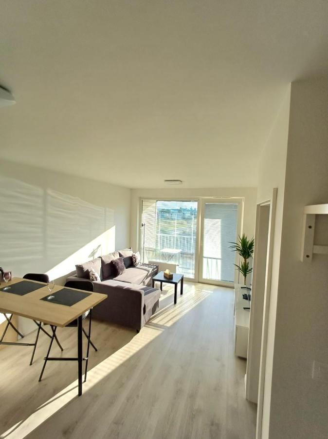 New Air-Conditioned Apartment 5 Minutes By Walk From The Airport With Free Garage Parking Bratislava Exterior foto