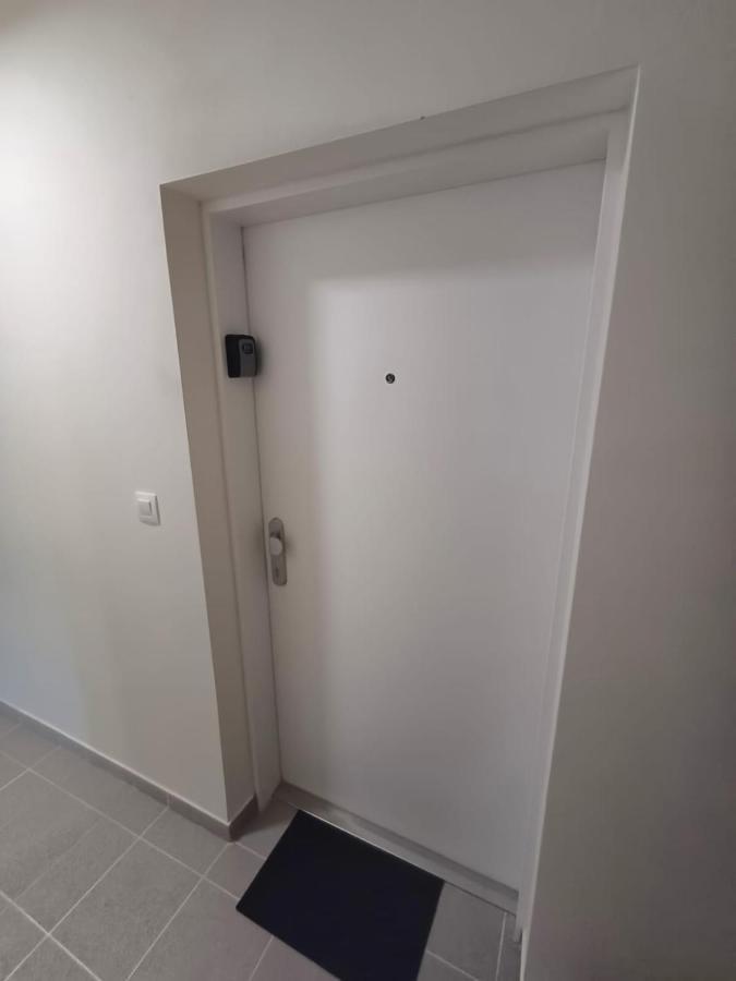 New Air-Conditioned Apartment 5 Minutes By Walk From The Airport With Free Garage Parking Bratislava Exterior foto